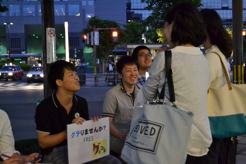 Mahasiswa Buddhis di Jepang mendengarkan keluhan dari 2 wanita muda. Foto: tarikihongwan.net