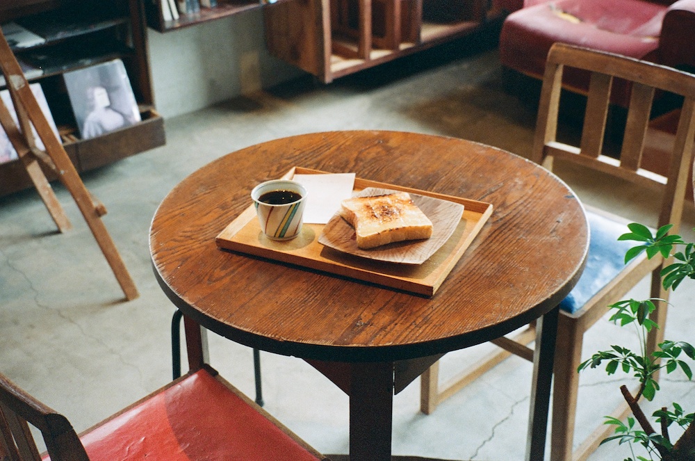 テーブルの上のパンとコーヒー