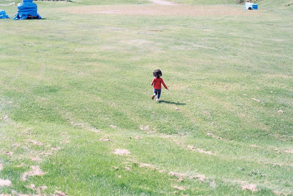 草むらを走る子ども